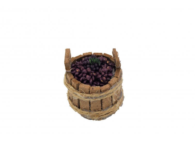 Wooden vat with black grapes 3x3,5